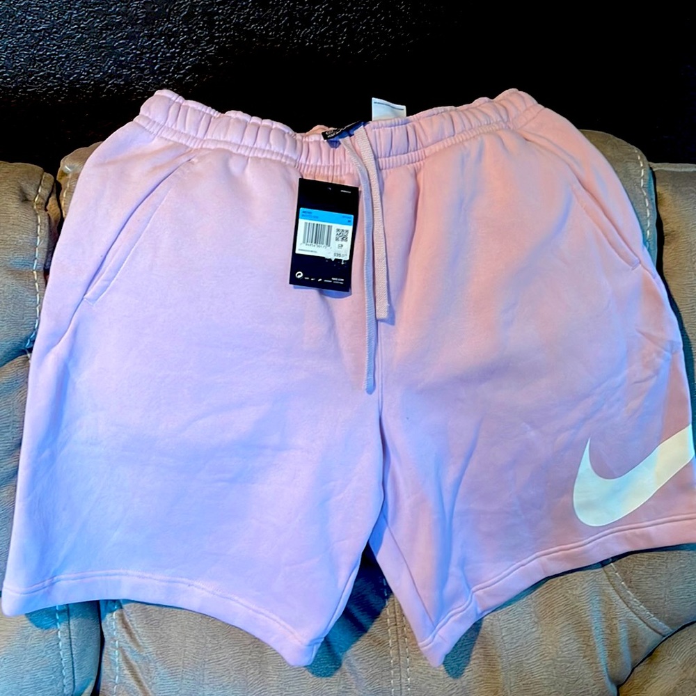 New. Never worn. Nike mens standard fit knee length shorts